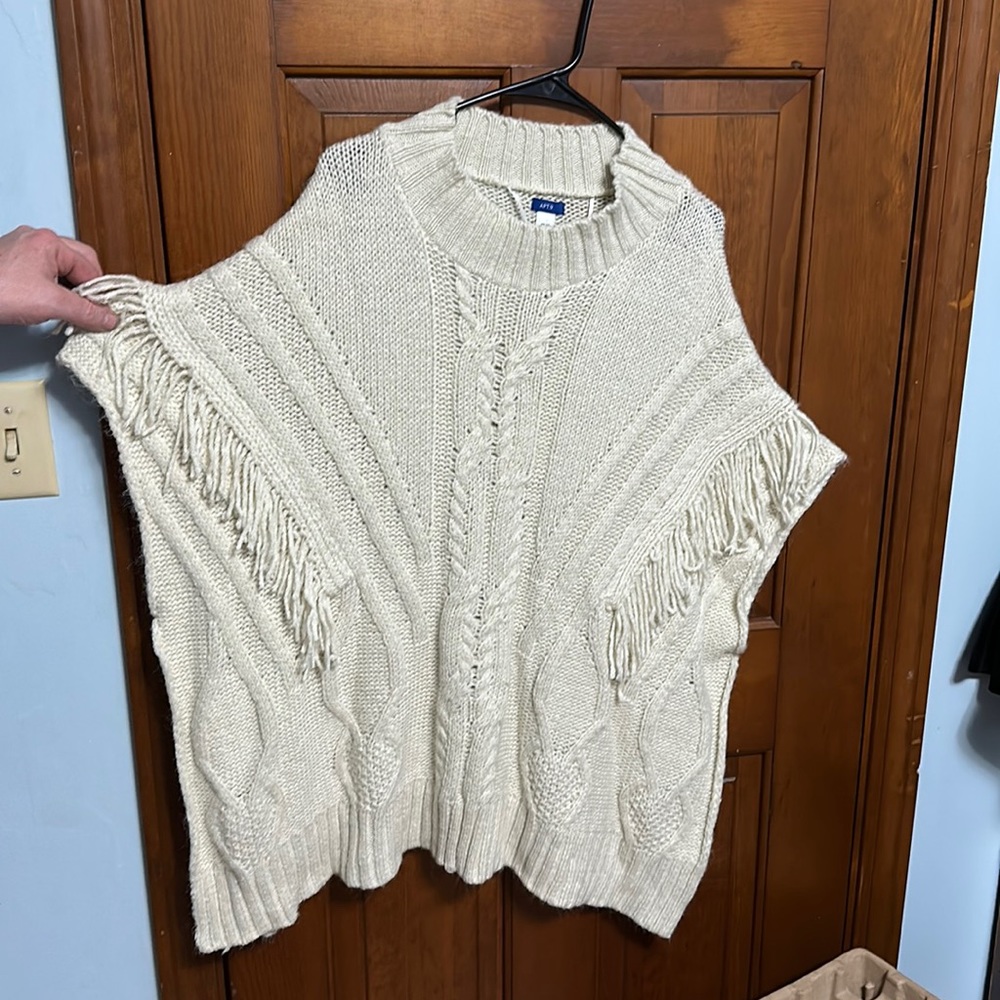 Apt 9 one size cream colored sweater poncho. Never worn